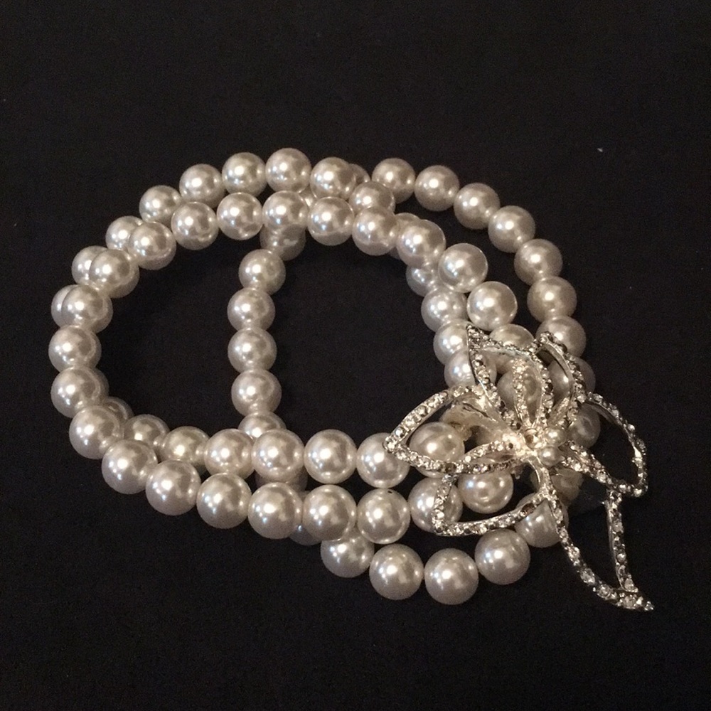 Triple pearl bracelet with sparkly flower